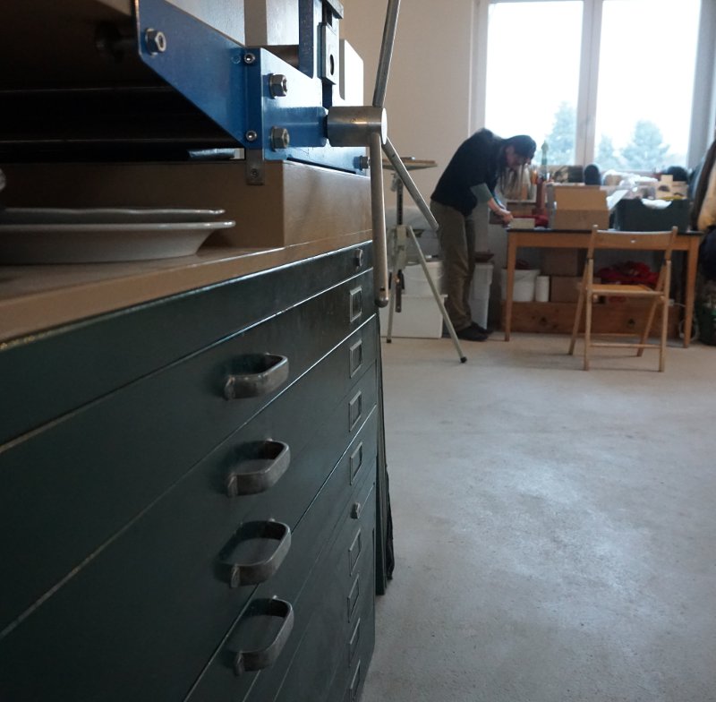 Die Künstlerin bei der Arbeit Adelheid Fuss im Atelier